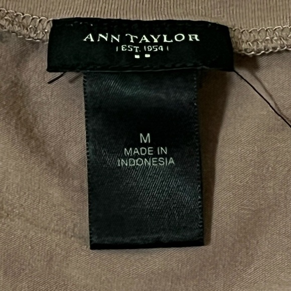 Ann Taylor Elegant Mauve Ruffled Women's Top - Picture 2 of 4